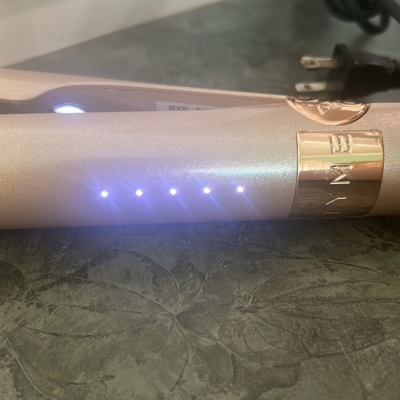 TYME Iron Pro 2-in-1 Hair Curler and Straightener Heat Sleeve TESTED - Picture 10 of 11